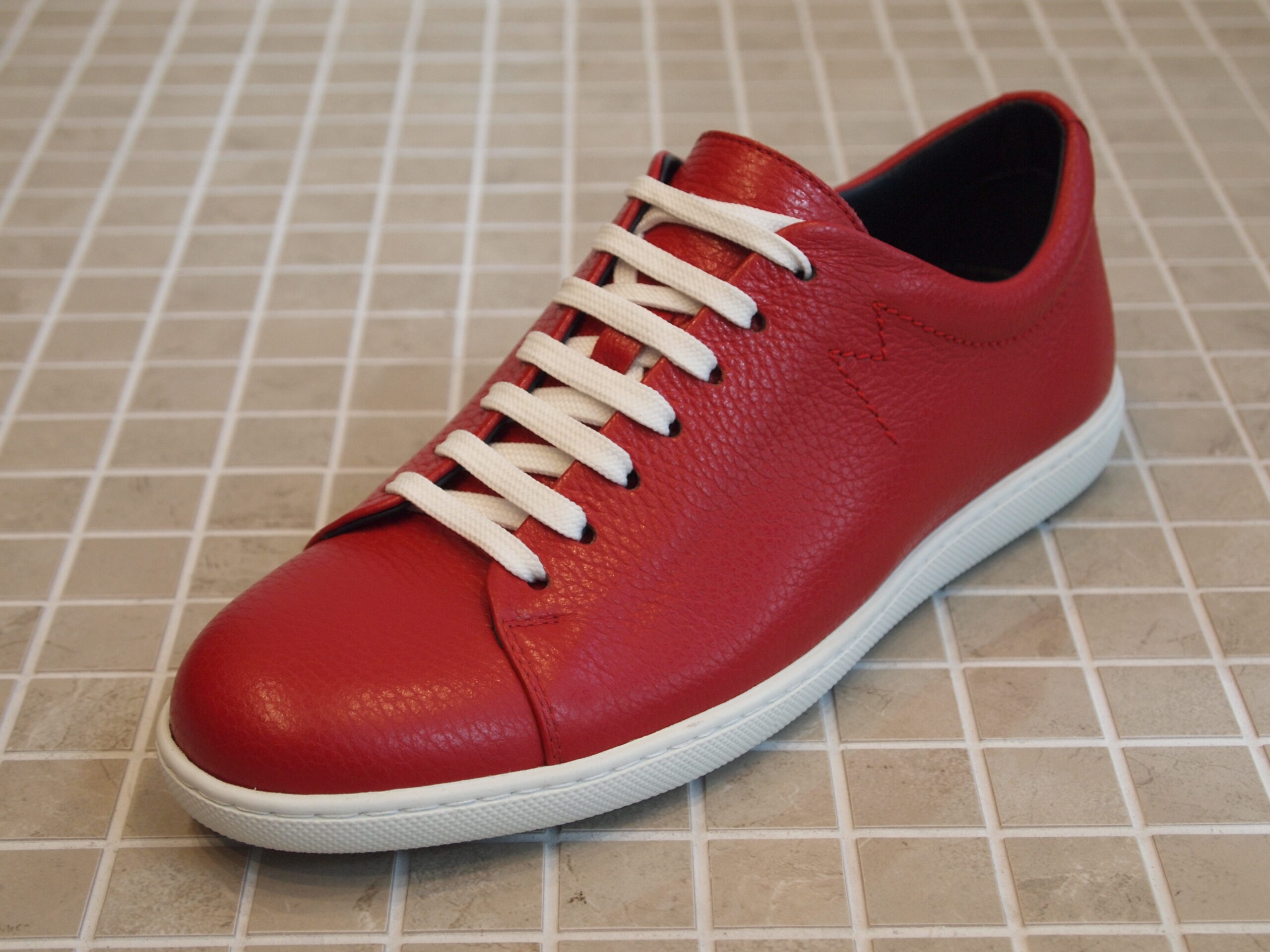 赤いスニーカー | 履きよさは、美しさ。銀座ヨシノヤ 